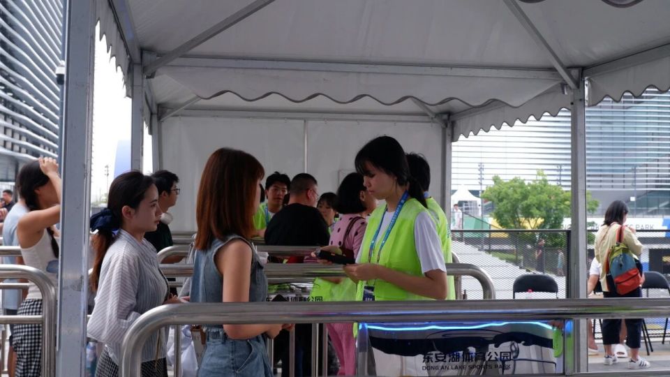 https, 她眼疾手快, 但在前辈的 https, 她眼疾手快, 但在前辈的